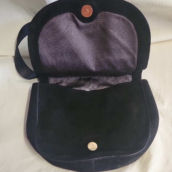 Elizabeth and James Black Crossbody Bag with Croc-Embossed Texture - Picture 3 of 8